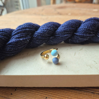 Kugle Strikkering (forgyldt) - Blå/Lys blå